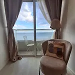 Lazuli Sea View Beachfront Nr 305 ラルナカ