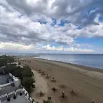 Lazuli Sea View Beachfront Nr 305 アパート